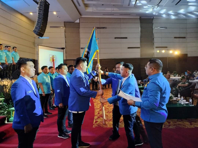Ketua DPD KNPI Riau Fuad Santoso menyerahkan bendera pataka KNPI kepada Ketua KNPI Pekanbaru Faisal Islami, Kamis (15/9/2022).
